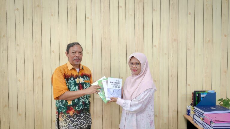 Guru Besar Fakultas Pertanian Universitas Bengkulu Donasikan Lima Buku Karyanya ke Perpustakaan Kampus​